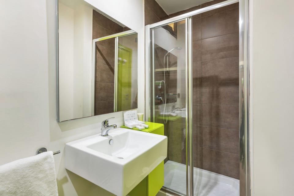 Shower, free toiletries, hair dryer, bidet