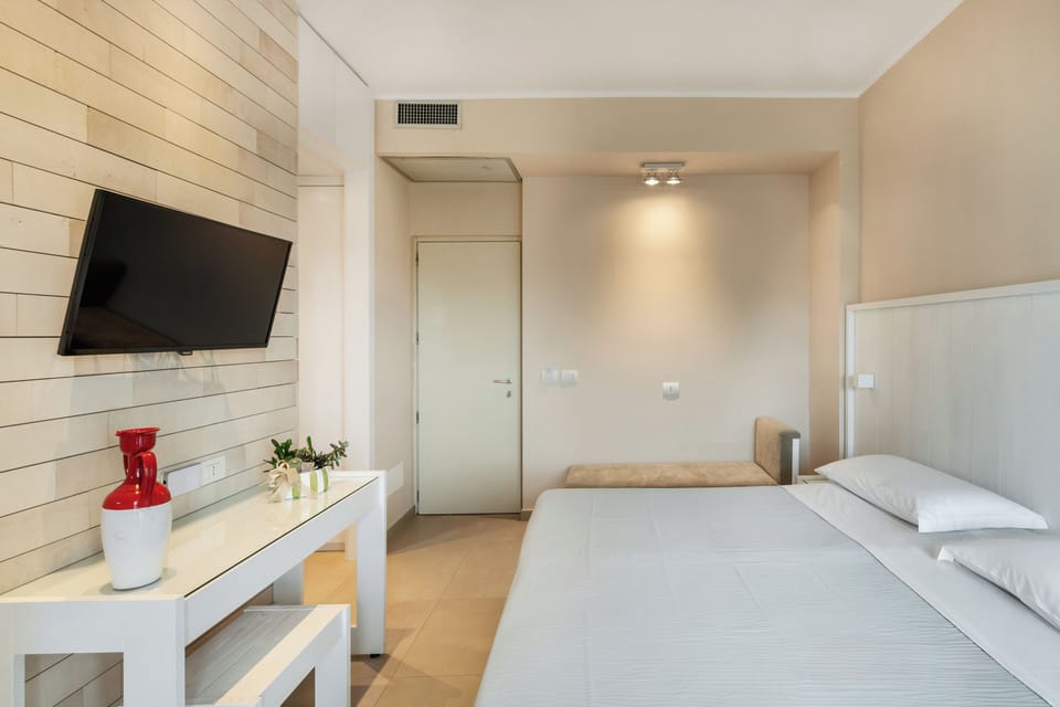 Superior Double Room | Minibar, in-room safe, blackout drapes, free WiFi