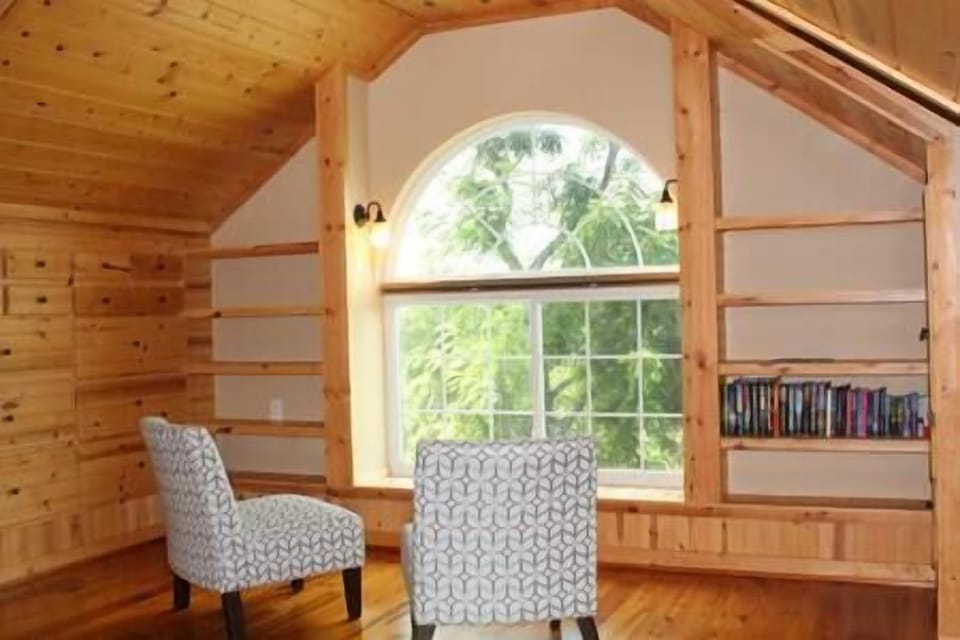 Owner's Suite Sitting Area (1)