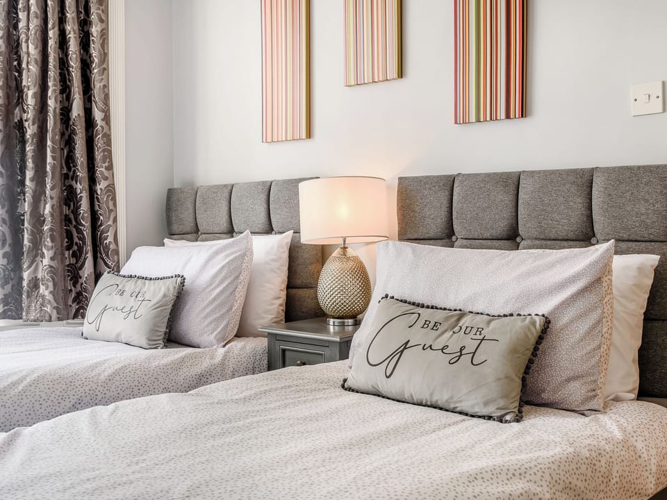 Twin bedroom | Queen B&rsquo;s, Bridlington