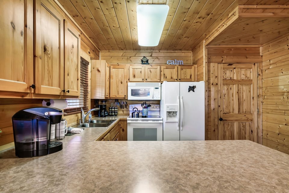 fully stocked kitchen to make some delicious meals