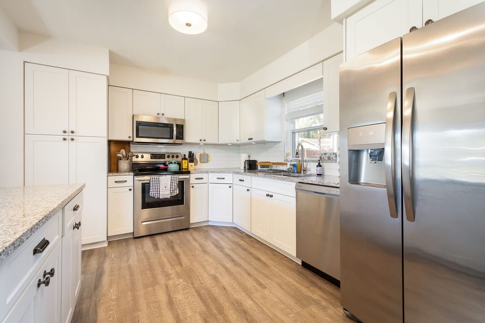 Fully equipped Kitchen with motion sensored sink and built in R/O Water filter. 