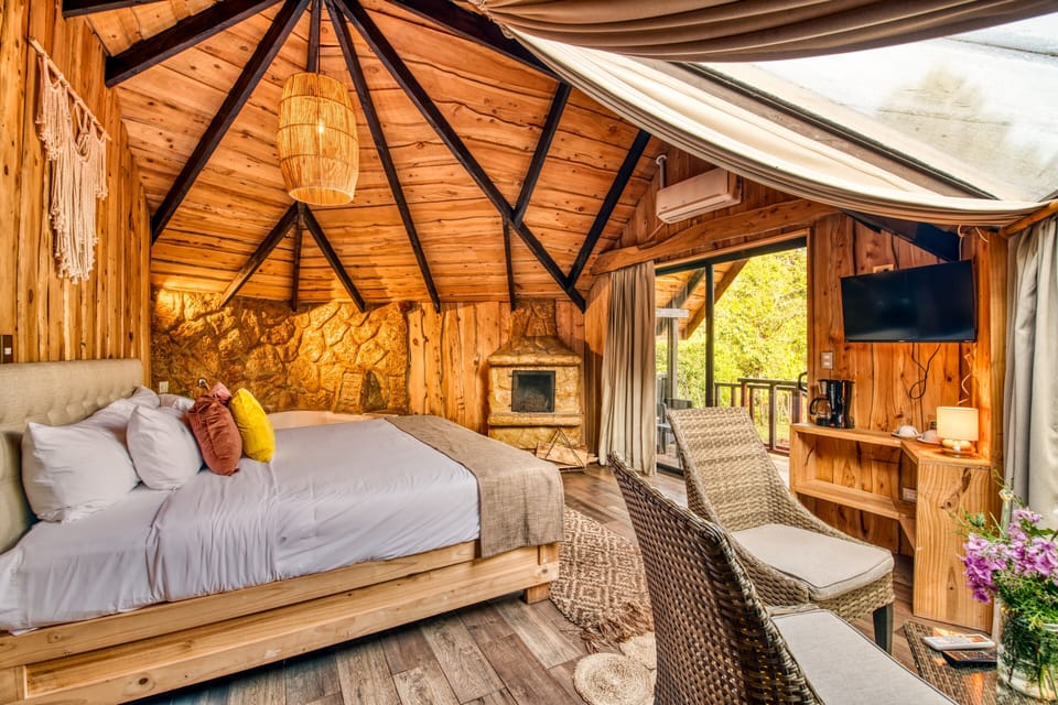 Deluxe Cabin | Premium bedding, down comforters, desk, laptop workspace