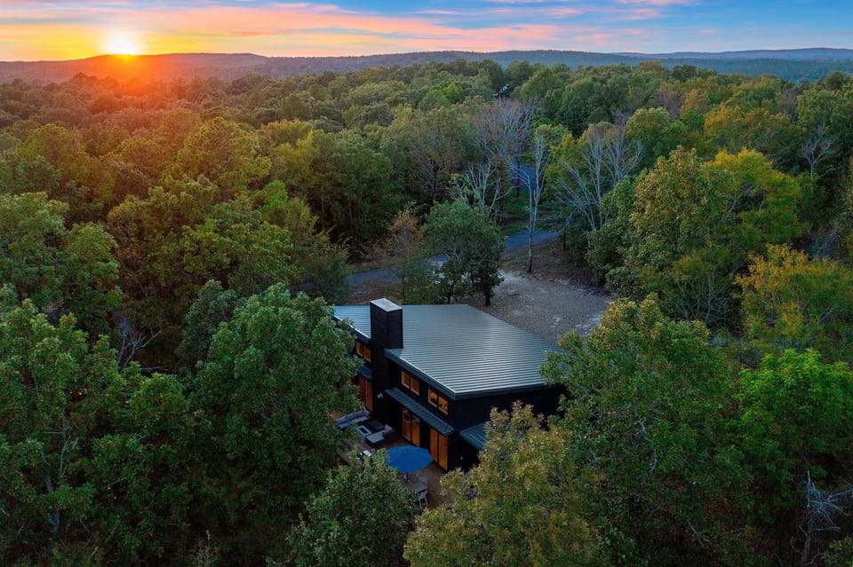Exterior Retreat: Experience stunning sunset views surrounded by nature's beauty!