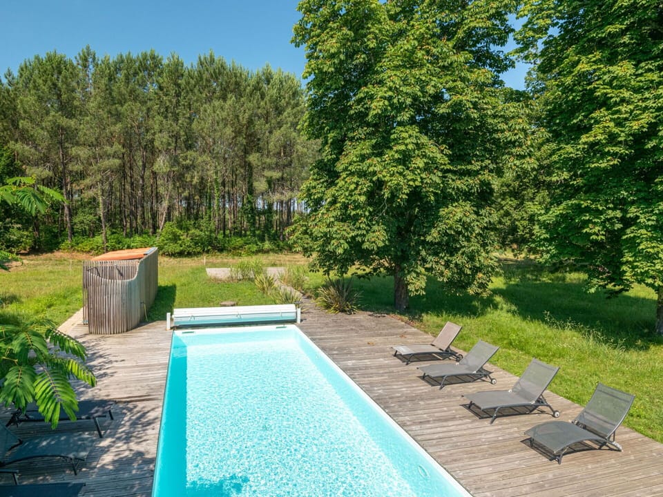 Water, Plant, Green, Blue, Swimming Pool, Tree, Shade, Sky, Grass, Leisure