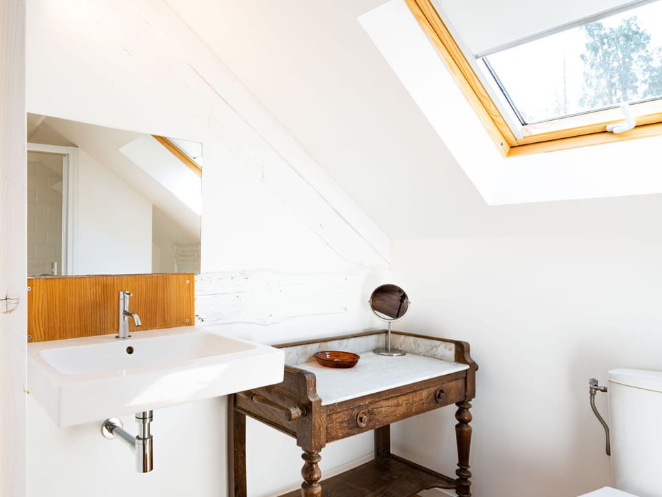 Property, Tap, Building, Table, Wood, Sink, Interior Design, Comfort, Window