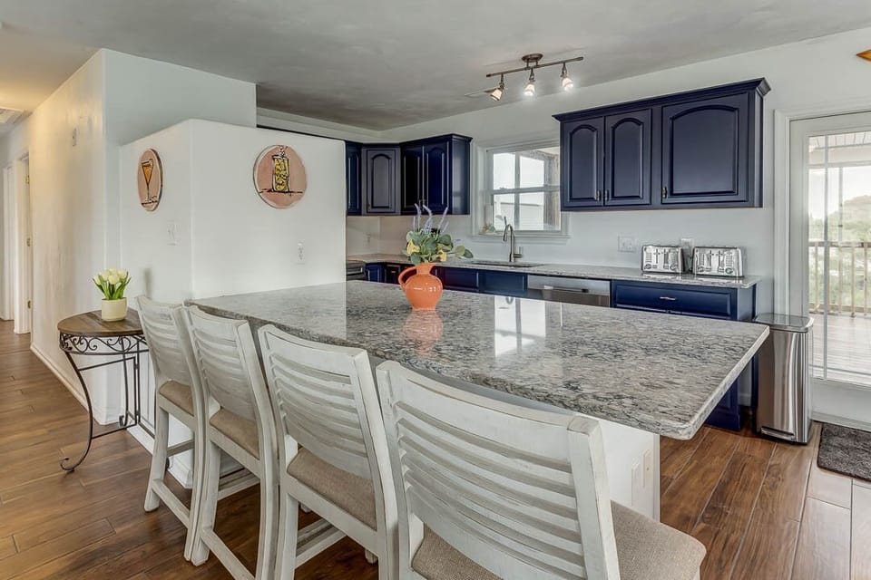 Top-Level Kitchen with Bar (seats 4)