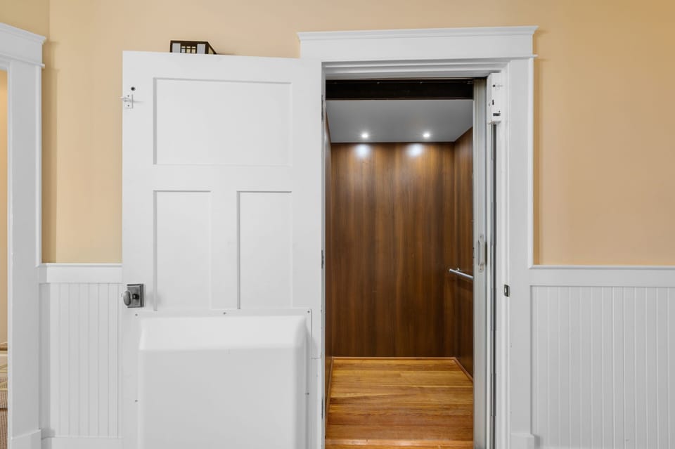 KDH440: Best Of My Love | TL Elevator with access to all levels