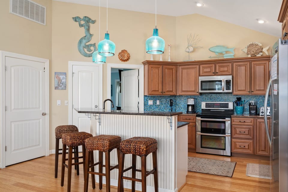 NH285: Beach Brum | TL Kitchen Area - Island Seating for 4