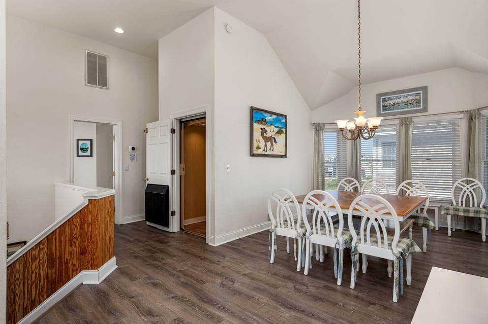 OW17: Mama Burt's | TL Dining Area