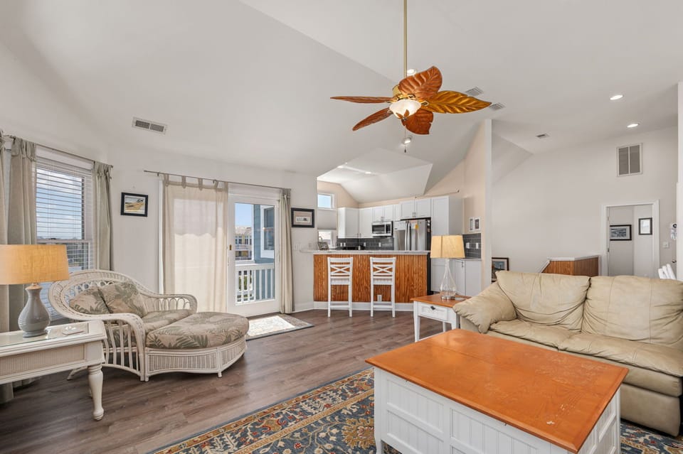 OW17: Mama Burt's | TL Living Area, Deck Access
