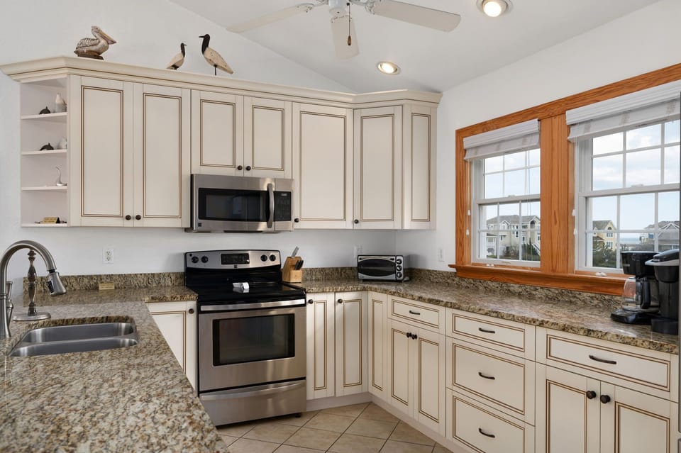 SS33: Sunshine In My Pocket | TL Kitchen, Island seating for 7