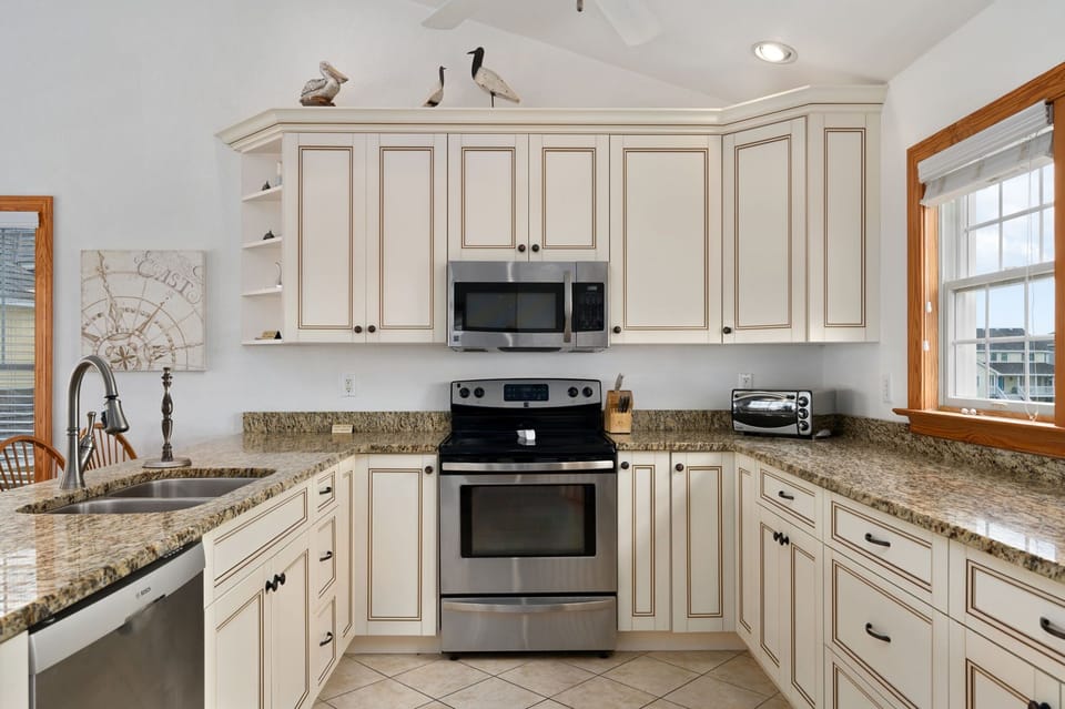 SS33: Sunshine In My Pocket | TL Kitchen, Island seating for 7