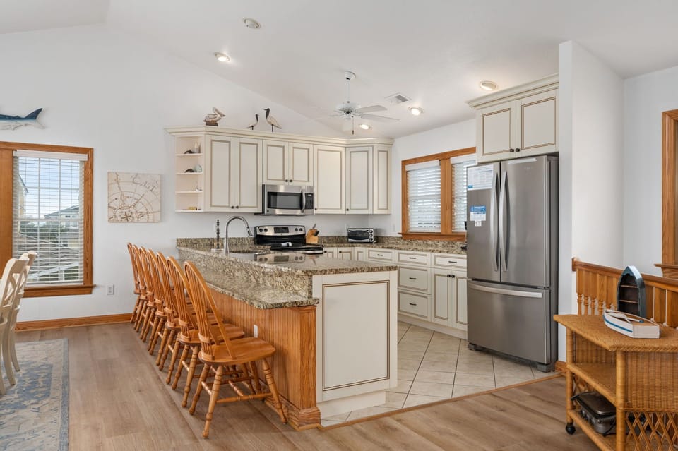 SS33: Sunshine In My Pocket | TL Kitchen, Island seating for 7