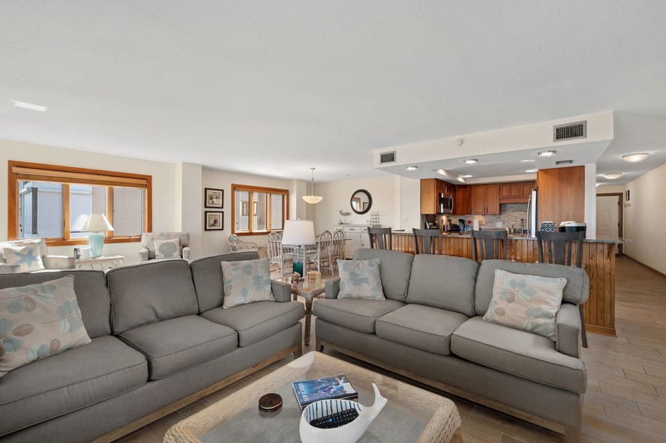 H201S: Heron Cove 201S | Living Area