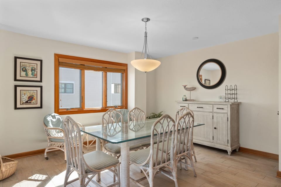 H201S: Heron Cove 201S | Dining Area