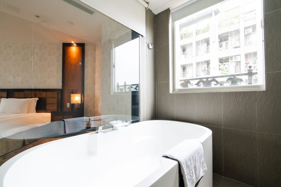 Deluxe Double Room | Bathroom | Combined shower/tub, rainfall showerhead, free toiletries, hair dryer