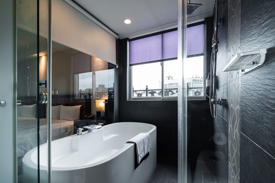 Deluxe Triple Room | Bathroom | Combined shower/tub, rainfall showerhead, free toiletries, hair dryer