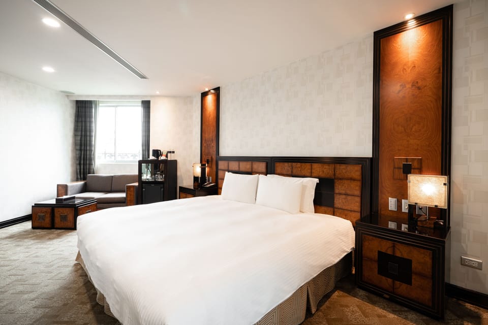 Deluxe Double Room | Minibar, in-room safe, desk, blackout drapes