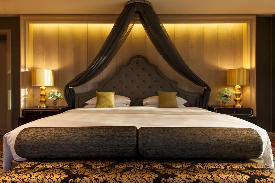 Executive Suite (Regency) | Minibar, in-room safe, desk, soundproofing