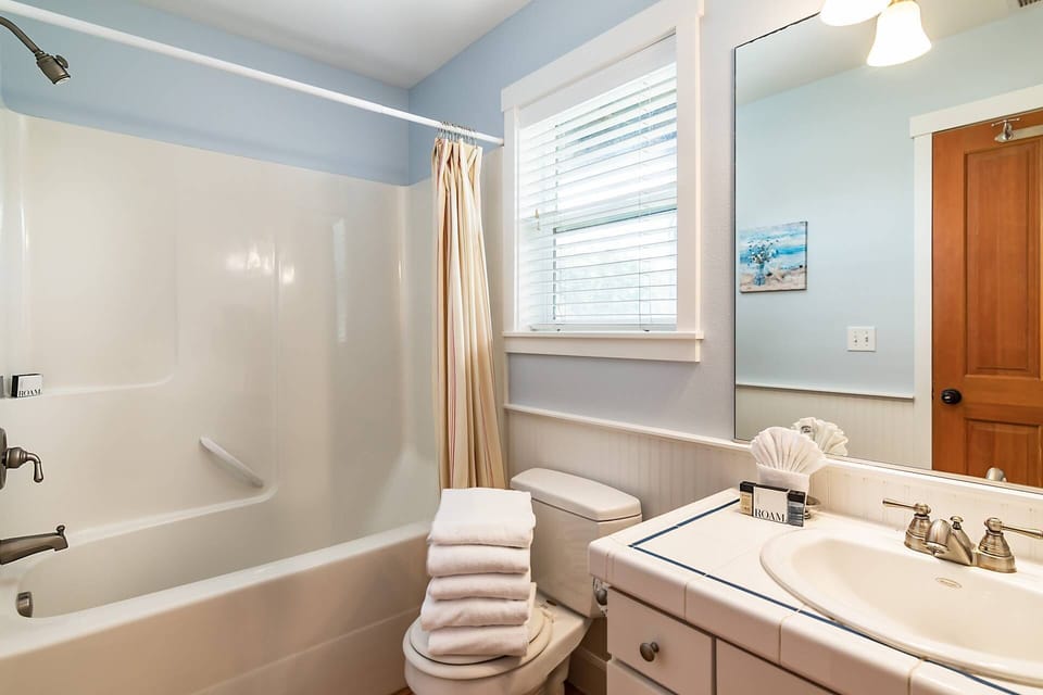 "Perfectly located right at Roads end beach with beautiful views of the ocean which our family and friends enjoyed immensely!" - Casey