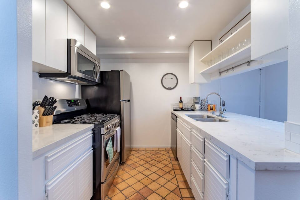 Full equipped modern kitchen w gas/stove, microwave, refrigerator/freezer, Keurig etc