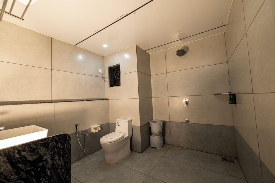 ASTORIA PREMIUM ORCHID VIEW WITH BALCON | Bathroom | Shower, towels