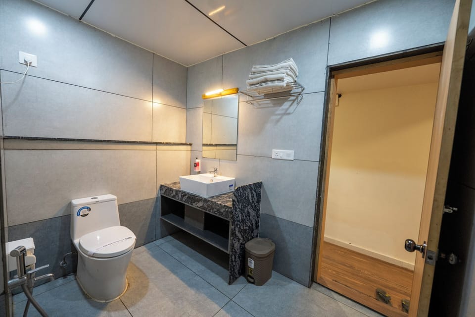 ASTORIA ROYAL FAMILY ORCHID VIEW | Bathroom | Shower, towels