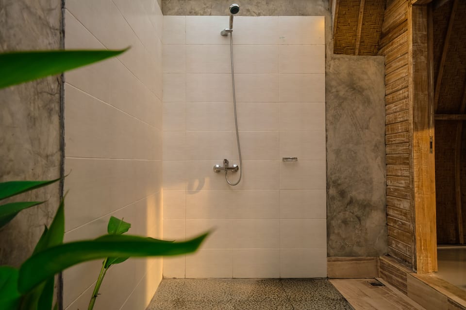 Deluxe Double Room | Bathroom | Shower, free toiletries, towels
