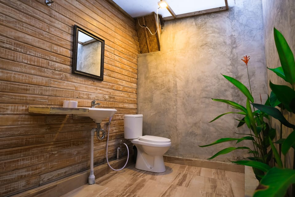 Deluxe Double Room | Bathroom | Shower, free toiletries, towels