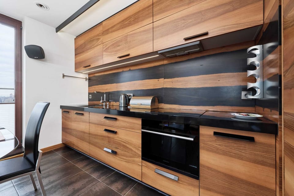 Well-equipped kitchen with wooden finishes and modern appliances.
