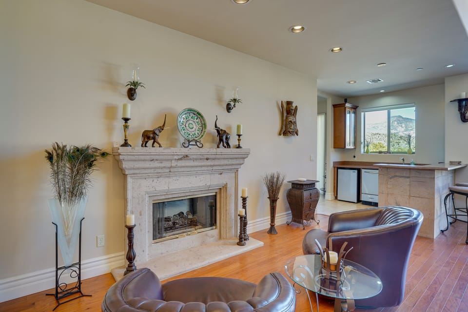 Sitting Room | Fireplace | Free WiFi