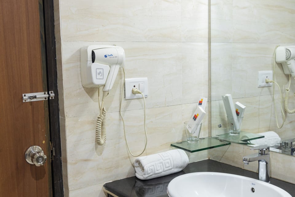Senior Suite | Bathroom | Shower, eco-friendly toiletries, slippers, towels