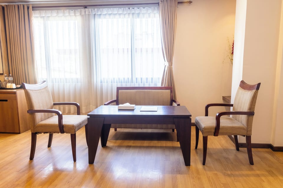 Senior Suite | In-room safe, individually furnished, desk, laptop workspace