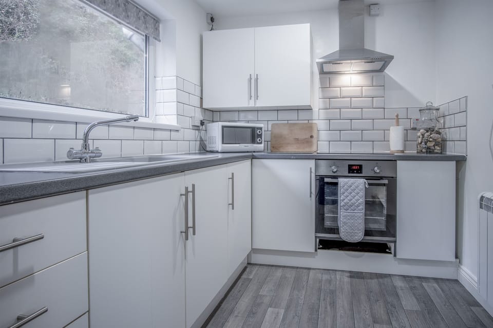 Apartment (2 Bedrooms) | Private kitchen | Full-size fridge, microwave, oven, stovetop