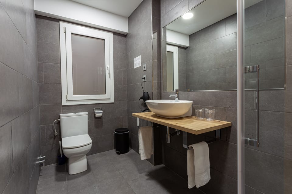 Superior Double Room | Bathroom | Shower, rainfall showerhead, hair dryer, towels