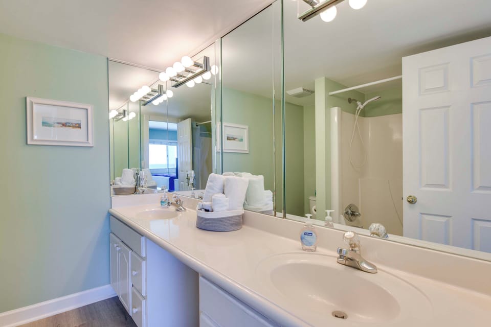 En-Suite Bathroom | Towels Provided