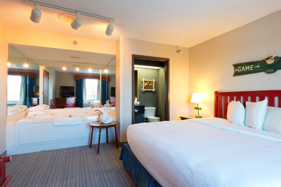 Suite (Fireplace) | Living area | 37-inch flat-screen TV with premium channels, TV