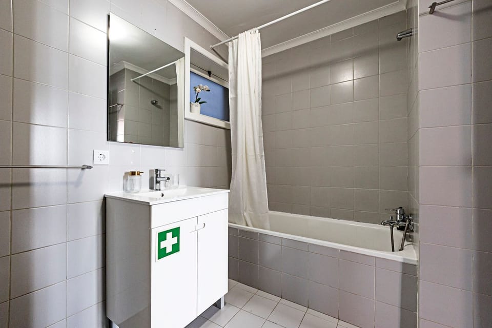 Freshen up in the bright, modern bathroom featuring a clean vanity and a full-sized bathtub, perfect for a relaxing soak after your adventures.
#Bathroom #Bathtub #LovelyStay