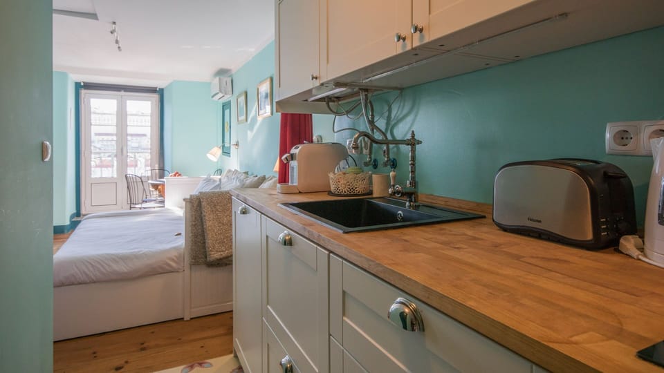 A stylish and fully equipped kitchen seamlessly connected to the living area, making it easy to feel at home in the city center. #ModernKitchen #HolidayApartment #CityBreak #LisbonLife #Portugal #PT #Lisbon
