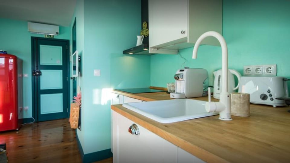 Enjoy the convenience of a modern kitchen, perfect for preparing breakfast, a quick snack, or your favorite coffee before exploring the city. #ModernKitchen #HolidayRental #CityStay #LisbonApartment #Portugal #PT #Lisbon