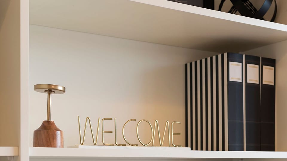 Shelves styled with decorative details, adding charm and personality to the space.

#PortoStay #AirbnbPorto #DesignDetails #CozyLiving