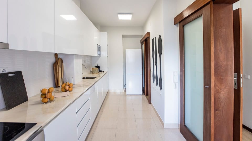 A well-equipped kitchen with everything you need for easy cooking and a smooth, comfortable stay.

#PortoStay #AirbnbPorto #FullyEquipped #CityLiving