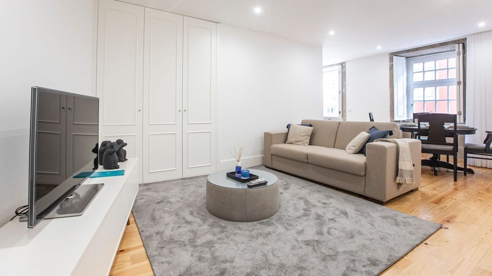 A spacious living area filled with natural light, creating an airy and effortlessly inviting atmosphere.

#PortoStay #AirbnbPorto #BrightLiving #CityComfort