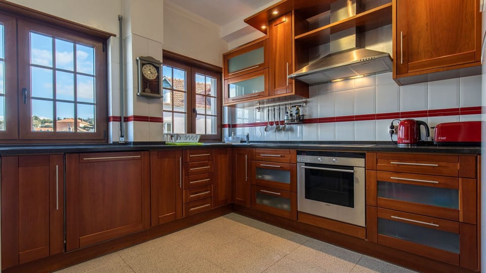 This kitchen is fully stocked with all the appliances and utensils you'll need during your stay.
#kitchen #quality #homecook #portugal #pt #sintra