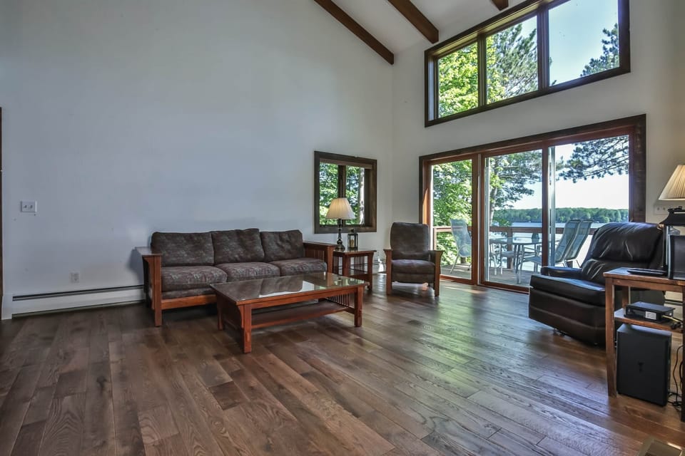 Main Floor Living Room (2)