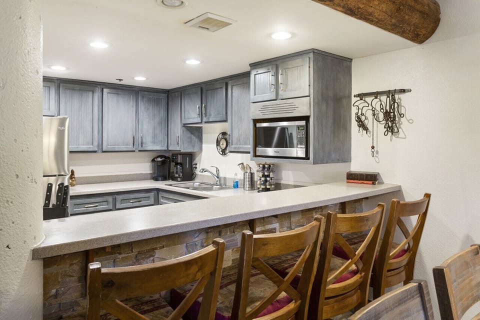 Seating for Four at the Breakfast Bar