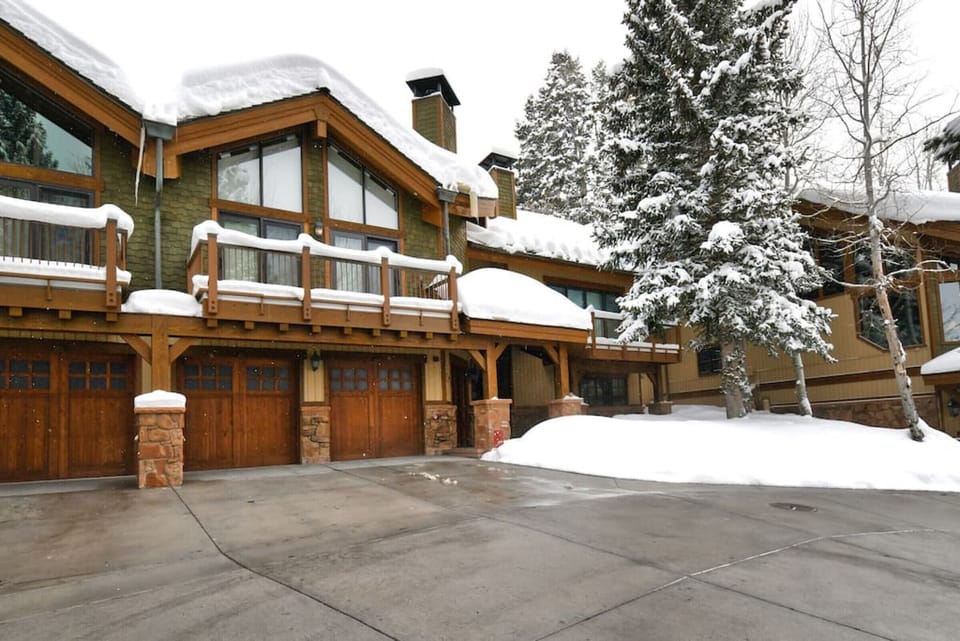 Front Elevation of Little Belle Unit 14. Great location just a 4 minute walk to Silver Lake Village and next to Steins