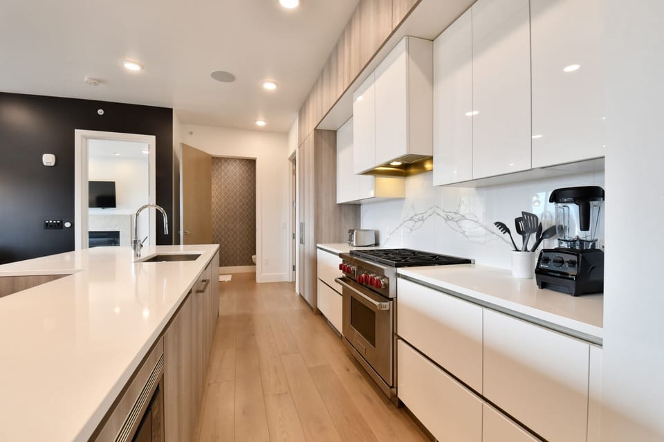 Beautiful Modern Design ~ Gourmet Kitchen