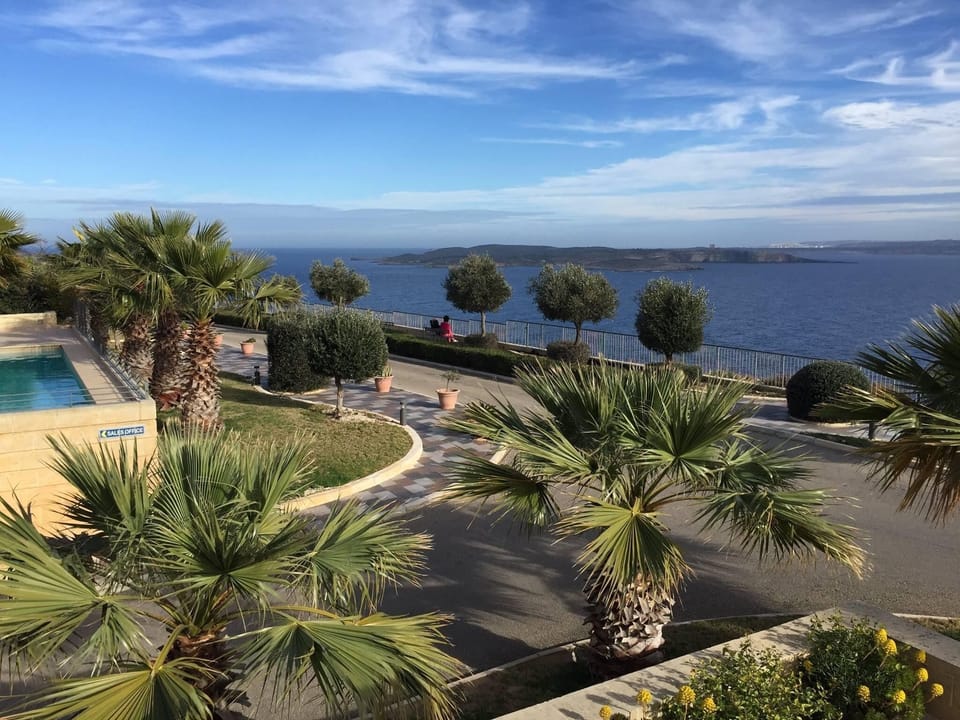 Various private promenades and strolling areas 